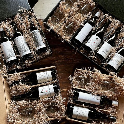 Still hunting for some last minute holiday gifts? It’s not too late! Order your holiday virtual tasting packages by Sunday for delivery by Friday the 24th! Link in our bio. #winetasting #givethegiftofwine #villacreek #pasowine