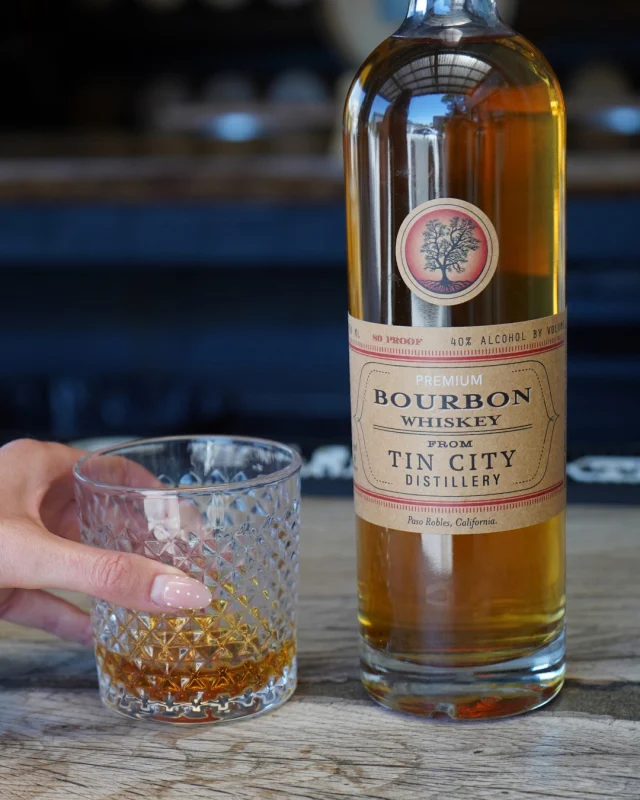Bottle Spotlight: Bourbon Whiskey 🥃⁠
⁠
Subtly sweet, smooth, and balanced with notes of vanilla and char from new American oak.⁠
⁠
Enjoy it neat, over ice, or mixed into your favorite classic cocktail.⁠